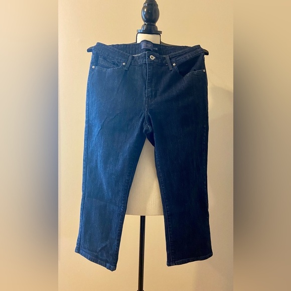 Levi’s Dark Wash Capri Jeans - Picture 1 of 4